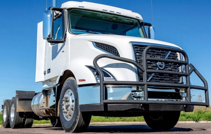 semi-truck-outfitted-with-grille-guard_0